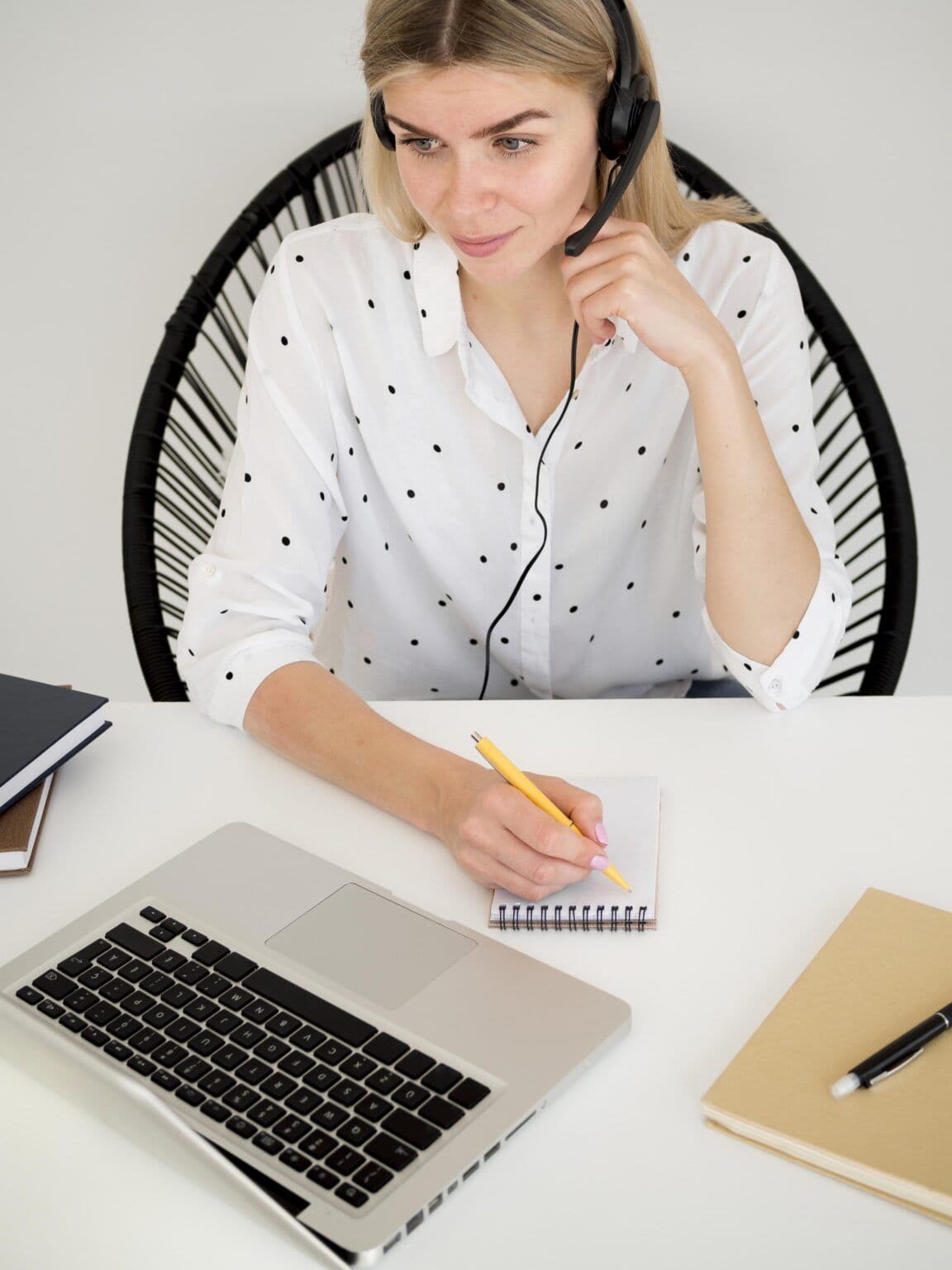 Secrétaire indépendante préparant son projet